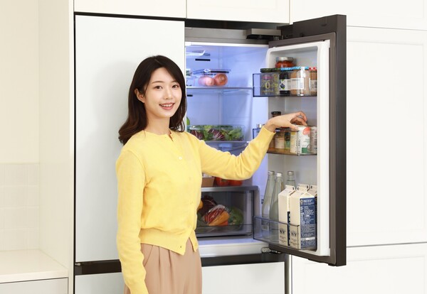 삼성전자가 '푸드 쇼케이스' 도어를 적용한 '비스포크 AI 하이브리드 키친핏 맥스' 냉장고를 선보인다. [사진=삼성전자]