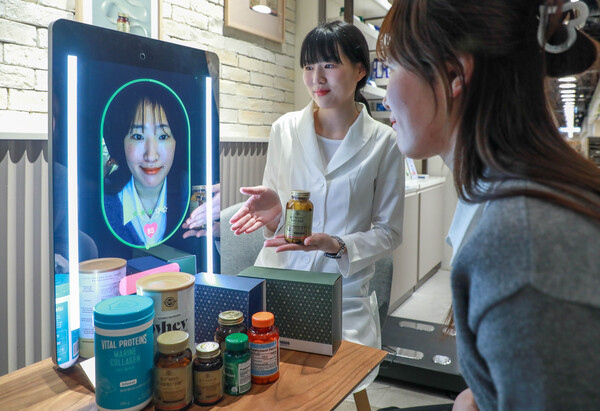 고객이 현대백화점 목동점 네슬레 헬스사이언스 매장에서 AI 기반 헬스케어 전문 기기 ‘아누라 매직미러(Anura Magic Mirror)’를 체험하고 있다. [사진=현대백화점]