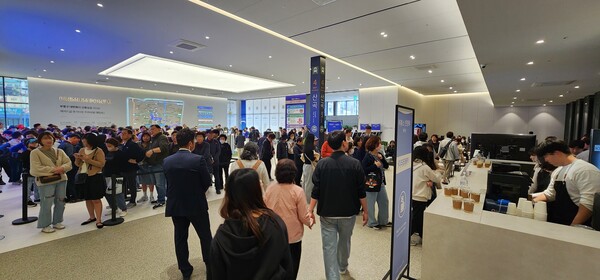 해링턴 스퀘어 산곡역 견본주택 외부 대기줄. [사진=효성중공업 제공]