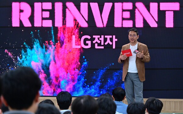  조주완 LG전자 조주완 사장이 24일 서울대학교 제1공학관에서  전기·정보공학부 재학생 200명에게 CEO 특강을 진행하고 있다. [사진=LG전자]