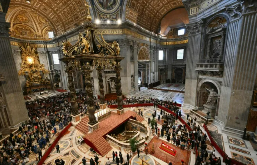 24일(현지시간) 바티칸 성 베드로 대성당에 선종한 프란치스코 교황의 시신이 운구된 가운데 일반인 조문이 이어지고 있다. AFP연합뉴스