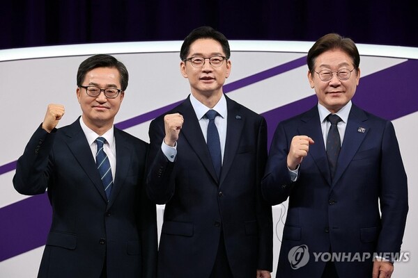 더불어민주당 대선 경선 주자인 이재명(오른쪽부터)·김경수·김동연 후보가 18일 서울 마포구 상암동 MBC에서 첫 TV토론회를 시작하기에 앞서 기념촬영 하고 있다. [사진=연합뉴스]