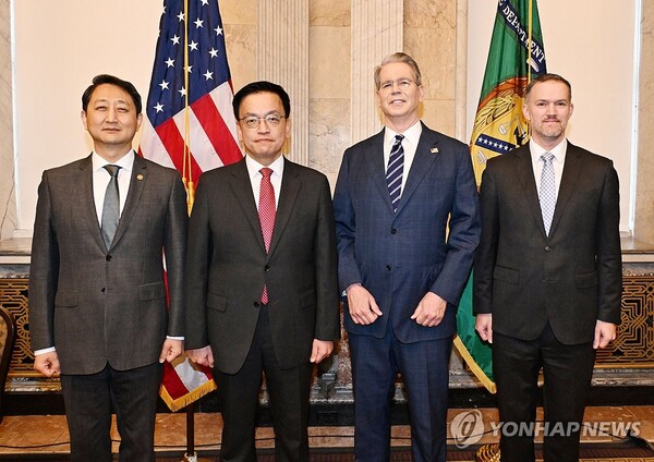 주요 20개국(G20) 재무장관회의 및 국제통화금융위원회(IMFC)'에 참석차 미국 워싱턴D.C를 방문중인 최상목 부총리 겸 기획재정부 장관이 안덕근 산업통상자원부 장관과 함께 24일(현지시간) 미국 워싱턴 DC 재무부에서 열린 '한-미 2+2 통상협의(Trade Consultation)'에서 기념 촬영하고 있다. (왼쪽부터) 안 산업부 장관, 최 부총리, 스콧 베센트 미 재무장관, 제이미슨 그리어 미국무역대표부(USTR) 대표 [사진=연합뉴스]