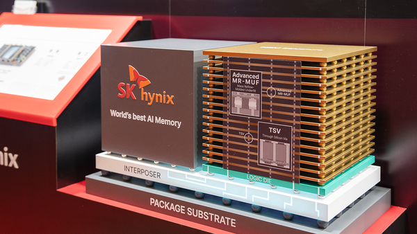 SK하이닉스가 전시한 HBM4 12단, HBM3E 16단과 엔비디아의 GPU(그래픽처리장치) 모듈인 B100, HBM에 적용된 기술을 표현한 3D 구조물. [사진=SK하이닉스]