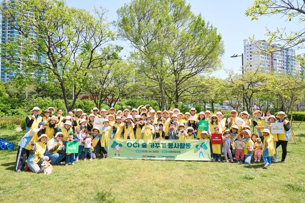 26일 이촌한강공원에서 OCI그룹 임직원들이 OCI 숲 가꾸기 행사 후 기념촬영을 하고 있다. [사진=OCI홀딩스]