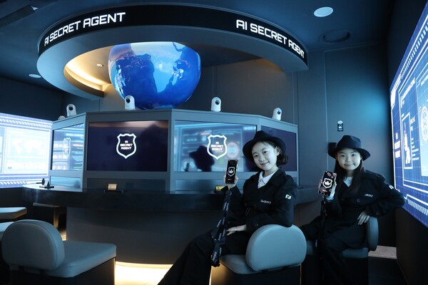 키자니아 부산 'AI 비밀 본부 체험관'에서 키자니아 어린이 의회 의원들이 '갤럭시 S25 시리즈'를 활용해 미션을 수행하고 있다. [사진=삼성전자]