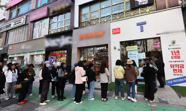 SK텔레콤의 유심(USIM) 해킹 사태가 터진 후 일주일 사이 주가가 약 7% 하락하면서 개인 투자자들의 우려가 커진 가운데 증권업계는 통신시장 점유율 변동까지 일어날 수 있는 것으로 전망했다. 경기도 수원시 한 SK텔레콤 PS&M 직영점에서 시민들이 유심 교체를 위해 줄을 서 차례를 기다리고 있다. [사진=연합뉴스]