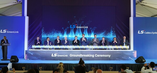 28일(현지시간) 버지니아주 체사피크(Chesapeake)시LS그린링크 착공식에서 글렌 영킨(Glenn Youngkin) 버지니아 주지사, 구본규 LS전선 대표, 릭 웨스트(Rick West) 체사피크 시장(오른쪽 5번째부터) 등 참석자들이 기념촬영을 하고 있다. [사진=LS전선]