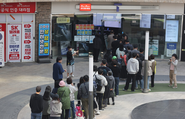 SK텔레콤 유심 정보 사고에 의한 금융사고 우려가 커지면서 주요 은행들은 얼굴 인증 등 보안 서비스를 강화하고 있다. 울 시내 한 SKT 대리점에 시민들이 줄을 서서 교체를 기다리고 있다. [사진=연합뉴스]
