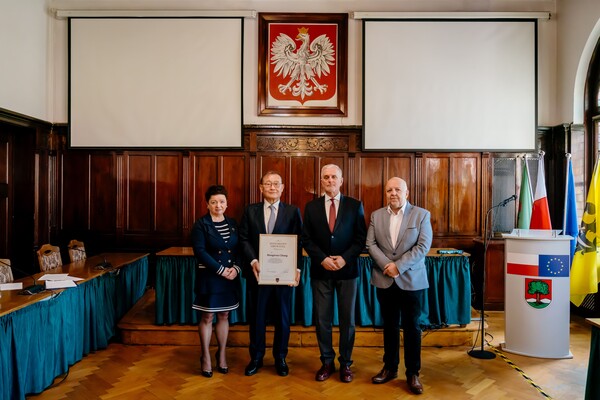 (왼쪽부터) 크리스티나 올라닌 의원, 정몽원 HL그룹 회장, 로만 쉐웨메이 시장, 크리스토프 칼리노프스키 시의회 의장이 바우브지흐시 명예시민증 수여식에서 기념 촬영을 하고 있다. [사진=HL그룹]