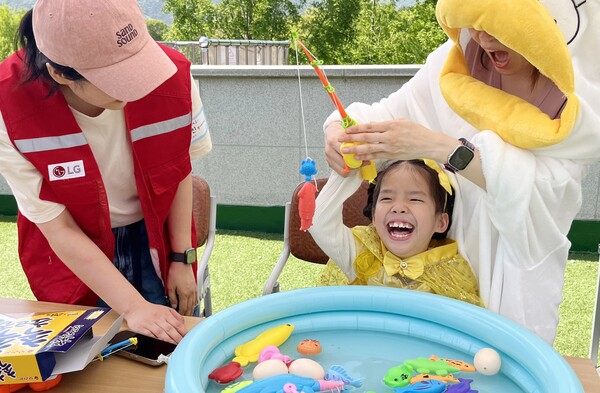 LG전자 임직원으로 구성된 '라이프스굿 봉사단'이 지난 30일 서울 강동구에 위치한 암사재활원을 찾아 장애 아동·청소년들과 다양한 체험 활동을 함께 하며 행복한 시간을 보냈다. [사진=LG전자]
