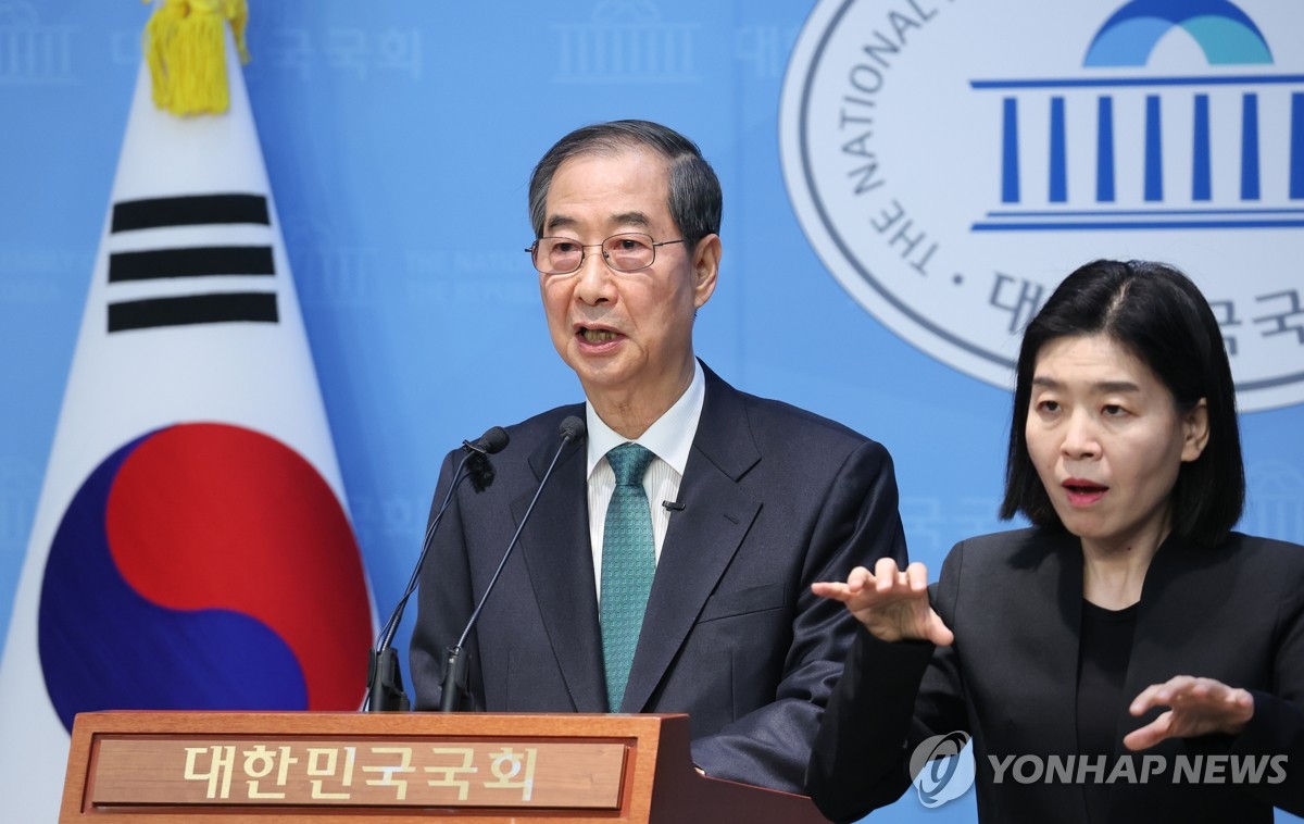 한덕수 전 국무총리가 2일 서울 여의도 국회 소통관에서 대통령 선거 출마를 선언하고 있다. [사진=연합뉴스]