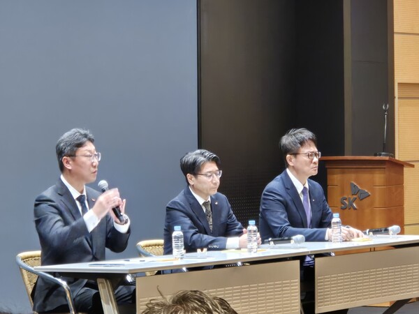 7일 오전 서울 중구 SK텔레콤 사옥 4층 수펙스홀에서 열린 유심 해킹 사고 관련 일일브리핑에서 SKT 경영진들이 기자들의 질문에 답변하고 있다. (왼쪽부터) 김희섭 PR 센터장과 임봉호 MNO사업부장, 류정환 네트워크인프라센터장. [사진=황재희 기자]