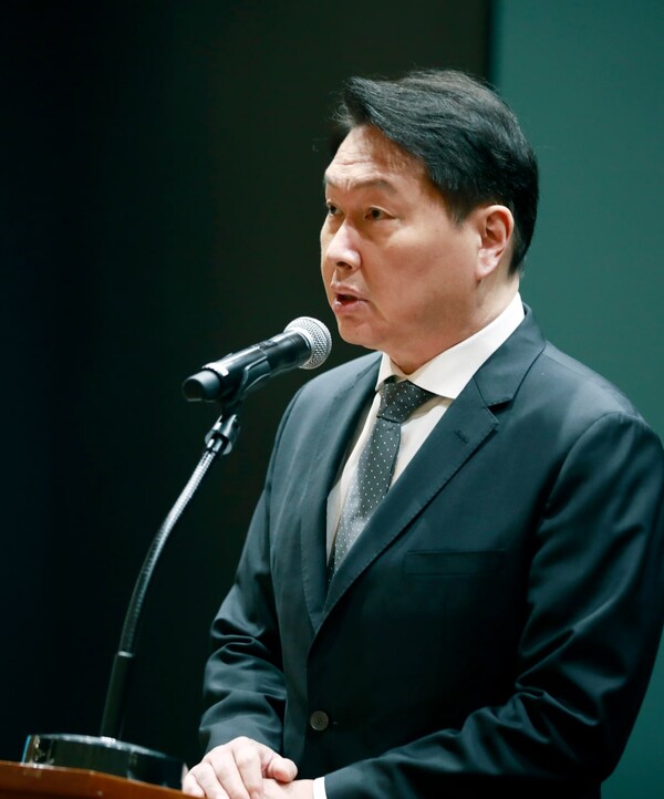 최태원 SK그룹 회장이 7일 서울 중구 을지로 SK텔레콤 사옥에서 열린 SKT 사이버 침해 사고 관련 데일리 브리핑에 참석해 대국민 사과를 한뒤 발언을 이어가고 있다. [사진=SK그룹]