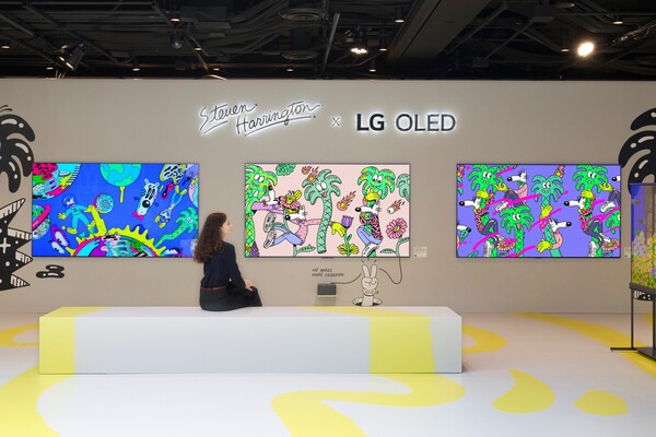 모델이 LG 올레드 에보(G5,M5)를 통해 감각적인 색감의 팝아트를 감상하고 있다.[사진=LG전자]