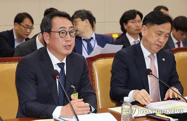 8일 국회 과학기술정보방송통신위원회 전체회의에서 열린 SK텔레콤 유심 해킹 사건 청문회에서 유영상 SK텔레콤 대표이사가 의원 질의에 답하고 있다. [사진=연합뉴스]