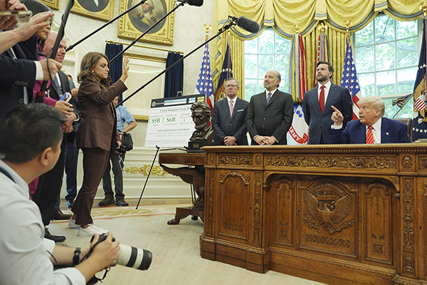 8일(현지시간) 도널드 트럼프 미국 대통령이 워싱턴 백악관 집무실에서 영국과의 무역 협정을 발표하고 있다. [사진=AP/연합뉴스]