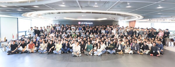 LG AI 연구원들이 단체로 기념촬영을 하고 있다. [사진=LG]