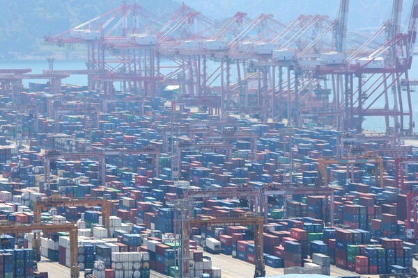 한국은행은 3월 경상수지가 91억4000만달러(한화 약 12조 8463억원) 흑자로 집계됐다고 9일 밝혔다. 부산항 신선대부두에 컨테이너가 가득 쌓여 있는 모습. [사진=연합뉴스]