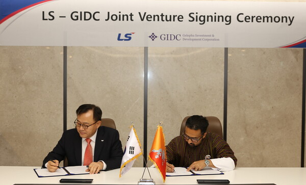 지난 9일 LS용산타워에서 LS그룹 명노현 부회장(왼쪽)이 부탄 정부 산하기관인 GIDC의 우즈왈 딥 다할 CEO와 합작법인을 설립 계약서에 서명하고 있다. [사진=LS]