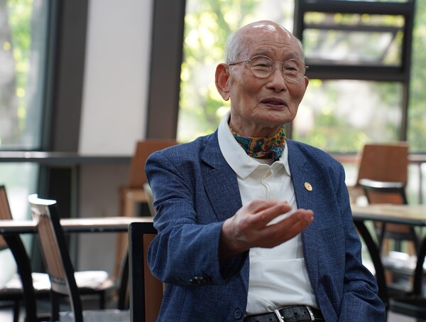 지난 4월 30일 서울 양재시민의 숲 매헌윤봉길기념관 대강당에서 백세합창단 최고령 정의석 단원이 인터뷰하고 있다. [사진=김민우기자]