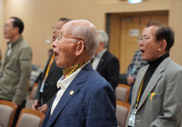 지난 4월 30일 서울 양재시민의 숲 매헌윤봉길기념관 대강당에서 백세합창단 정의석 단원이 노래하고 있다. [사진=김민우기자]