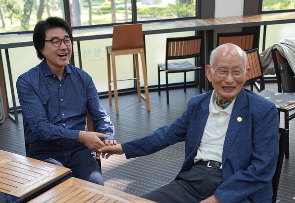 지난 4월 30일 서울 양재시민의 숲 매헌윤봉길기념관 대강당에서 백세합창단 정의석 단원이 인터뷰 하고 있다. [사진=김민우기자]
