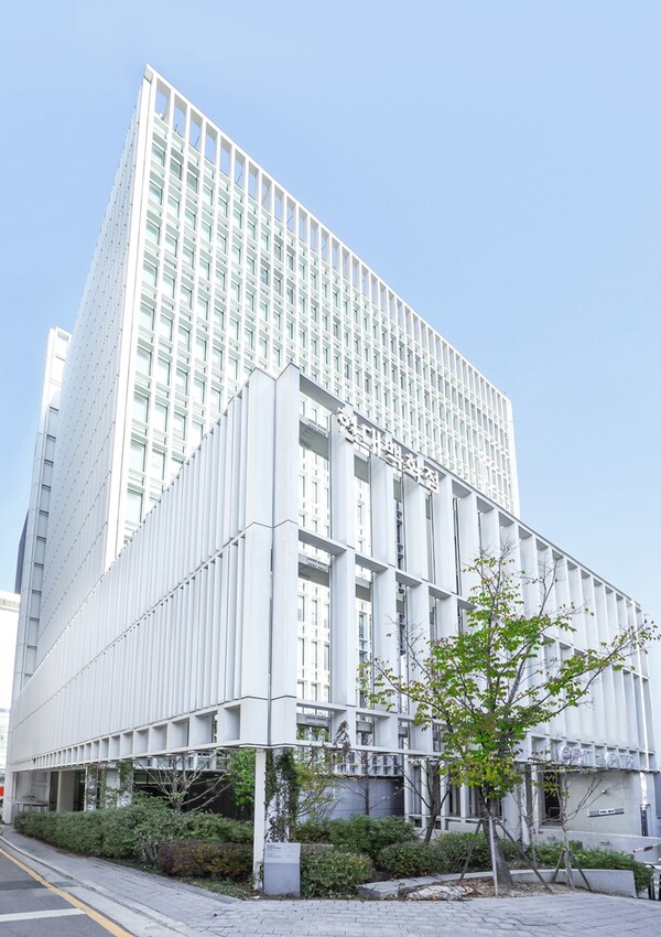 현대백화점은 9일 공시를 통해 기업가치 제고를 위해 211억원 규모의 자사주 33만9433주(지분 1.5%)를 장내 취득한다고 밝혔다.  [사진=현대백화점 제공]