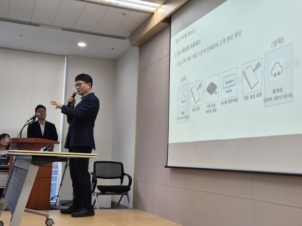 류정환 SK텔레콤 네트워크인프라센터장 부사장이 11일 을지로 삼화타워 내 SKT 기자실에서 '유심 재설정 프로세스' 기술 관련해 설명하고 있다. [사진=황재희 기자]