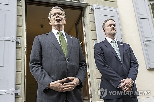 스콧 베선트 미국 재무장관(왼쪽)과 제이미슨 그리어 미무역대표부(USTR) 대표 [사진=AP/연합뉴스]