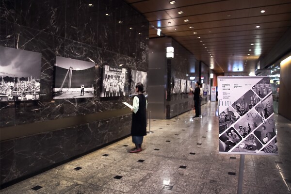 GS칼텍스 창립 58주년 기념 흑백사진전이 서울 강남구 GS타워 본사에서 열리고 있다. [사진=GS칼텍스]