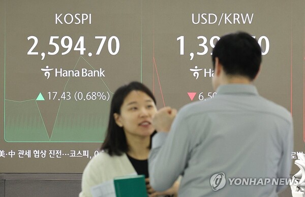 12일 서울 중구 하나은행 딜링룸에서 딜러들이 분주히 움직이고 있다. 이날 코스피는 미·중 간 무역 협상 진전 소식에 힘입어 2,590선을 회복하며 상승 출발했다. 원/달러 환율은 하락 출발. [사진=연합뉴스]