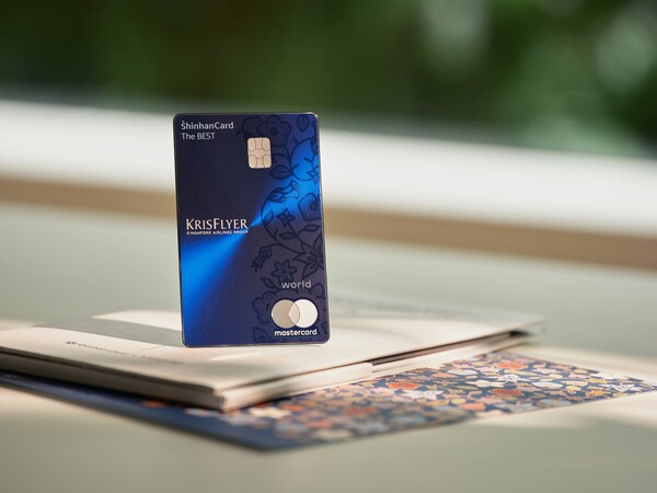 신한카드는 국내 유일의 외항사 마일리지 카드 ‘싱가포르항공 크리스플라이어 더 베스트 신한카드’의 카드 서비스를 업그레이드했다고 12일 밝혔다. [사진=신한카드]