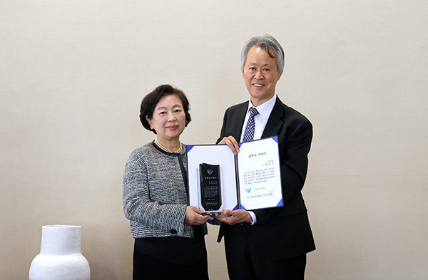 지난 8일 고진광 인추협 이사장이 ‘올해의 어버이’로 선정된 현정은 현대그룹 회장(왼쪽)에게 기념패를 전달한 후 기념 촬영을 하고 있다. [사진=인간성회복운동추진협의회]