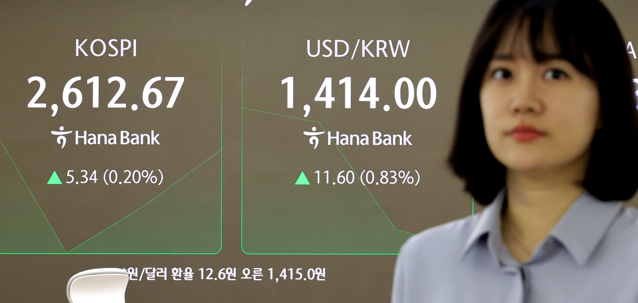 미국과 중국의 무역 협상 타결 소식이 전해진 후 원/달러 환율이 상승하면서 13일 오전 1410원대로 올라섰다.  서울 중구 하나은행 본점 딜링룸에서 직원이 증시와 환율 상황을 지켜보고 있다. [사진=연합뉴스] 
