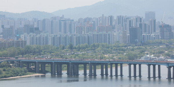 한국은행 경제통계시스템에 따르면 올해 2월 말 기준 국내 은행들의 서울 지역 주택담보대출 연체율은 0.35%를 기록한 것으로 집계됐다. 서울 강남구 압구정동 일대 아파트 모습. [사진=연합뉴스]