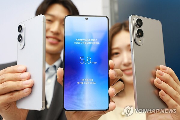 13일 서울 삼성 강남에서 초슬림형 스마트폰인 삼성전자 갤럭시 S25 엣지가 공개되고 있다. [사진=삼성전자]