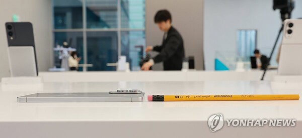 13일 삼성전자 초슬림형 스마트폰 '갤럭시 S25 엣지' 미디어 브리핑이 열린 서울 삼성 강남에 갤럭시 S25 엣지가 전시돼 있다. [사진=연합뉴스]