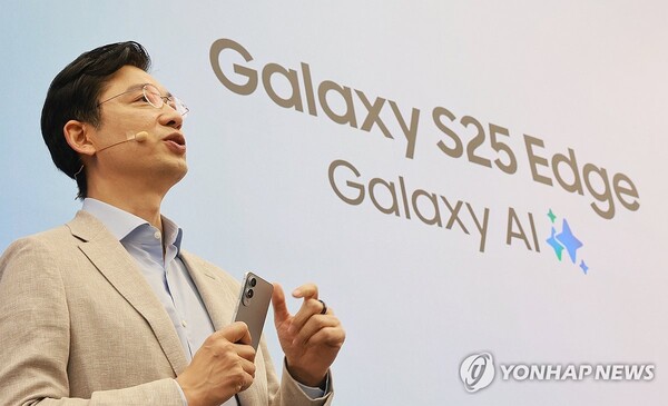 13일 서울 삼성 강남에서 열린 삼성전자 초슬림형 스마트폰 '갤럭시 S25 엣지' 미디어 브리핑에서 임성택 삼성전자 한국총괄 부사장이 갤럭시 S25 엣지를 소개하고 있다. [사진=연합뉴스]