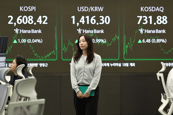 코스피 지수 종가가 전 거래일 대비 1.09 포인트(0.04%) 오른 2,608.42로 장을 마친 13일 서울 하나은행 본점 딜링룸에서 딜러들이 업무를 보고 있다. [사진=연합뉴스]