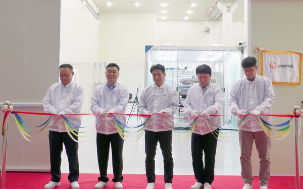 류양식 한화모멘텀 대표(가운데)를 비롯해 (왼쪽부터)이창호 기획실장, 류희연 R&D센터장, 안우성 영업마케팅실장, 유도근 경영지원실장이 이차전지 R&D센터 공정 연구소 현판식 행사에 참여하고 있다. [사진=한화모멘텀]