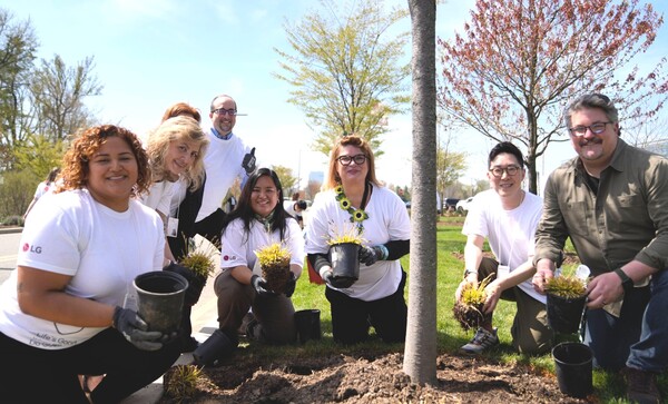 최근 LG전자 미국 법인은 지역 생태계 보존을 위해 직원들이 손수 만든 새 둥지 150여개를 회사와 직원들 집 앞마당 등에 설치했다 . [사진=LG전자]