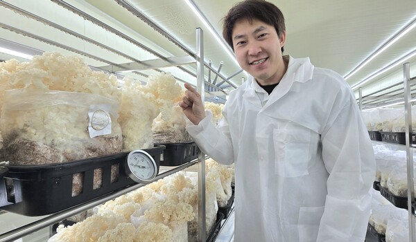 바글 꽃송이버섯 종균을 개발한 이민우박사가 경기 김포시 고촌읍에 위치한 김포 꽃송이팜에서 꽃송이버섯의 생육과정을 설명하고 있다. [사진=김포 꽃송이팜]