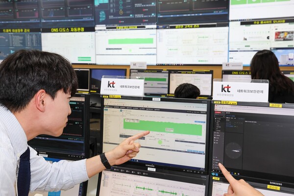 KT 직원이 경기도 과천에 위치한 KT 통합관제센터에서 디도스(DDoS) 등 사이버 공격에 대비하며 관제하는 모습. [사진=KT]