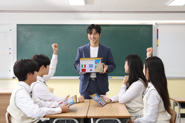 갤럭시 탭으로 만든 퀴즈를 학생들과 함께 풀어보는 모습. [사진=삼성전자]