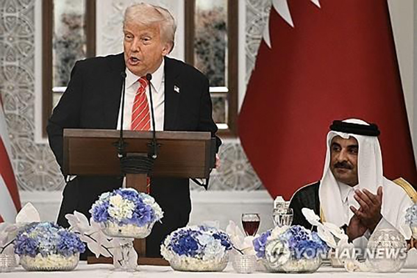 카타르 방문 중 국빈 만찬장서 발언하는 트럼프 미 대통령. [사진=AFP/연합뉴스]