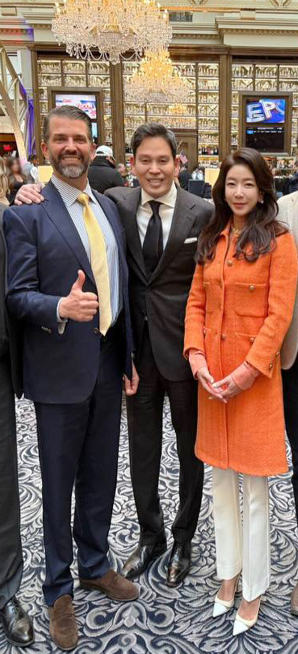 지난 1월 도널드 트럼프 미국 대통령의 취임식에 참석 하기 위해 워싱턴을 찾은 신세계그룹 정용진 회장(가운데)이 트럼프 주니어(왼쪽)와 만나 부인 한지희씨(오른쪽)를 소개 후 사진을 찍고 있다. [사진=신세계그룹]