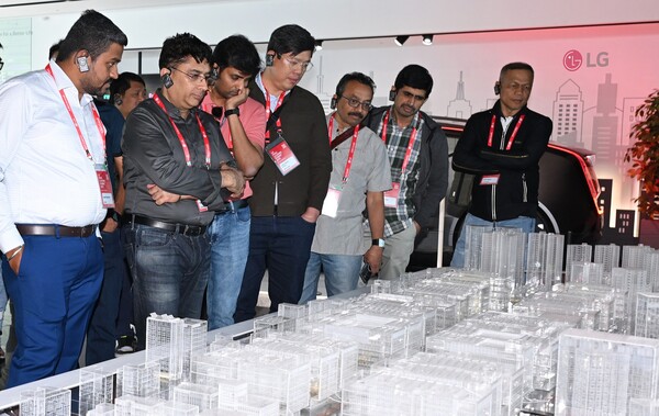  LG전자가 19일 글로벌 냉난방공조(HVAC) 컨설턴트를 국내로 초청해 'LG HVAC 리더스 서밋 2025’를 개최했다. 컨설턴트들이 HVAC 설비를 제어·관리하는 빌딩 관리 솔루션인 'BMS'에 대해 설명을 듣고 있다. [사진=LG전자]