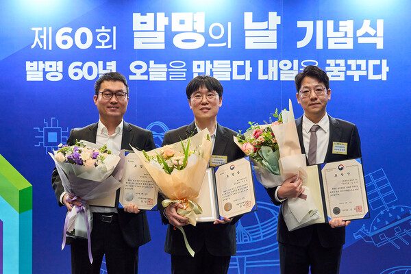 19일 제60회 발명의 날 기념식에서 HL만도 전인욱 책임연구원(왼쪽), HL만도 박제상 책임연구원(가운데), HL클레무브 김순태 책임연구원(오른쪽)이 기념 촬영을 하고 있다. [사진=HL그룹]
