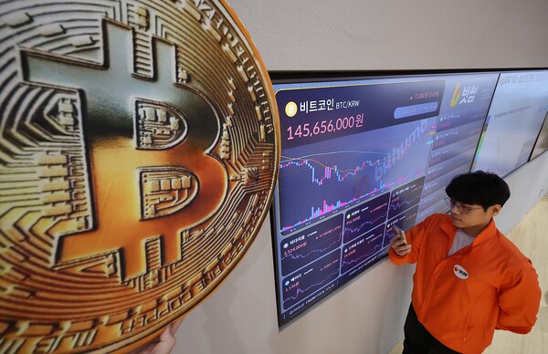 금융정보분석원(FIU)은 국내 17개 가상자산 거래소와 8개 보관·지갑업자 등 총 25개 가상자산사업자를 대상으로 실시한 ‘2024년 하반기 가상자산사업자 실태조사 결과’를 20일 발표했다. 서울 서초구 빗썸라운지 강남본점 전광판에 비트코인 가격이 표시되고 있다. [사진=연합뉴스]
